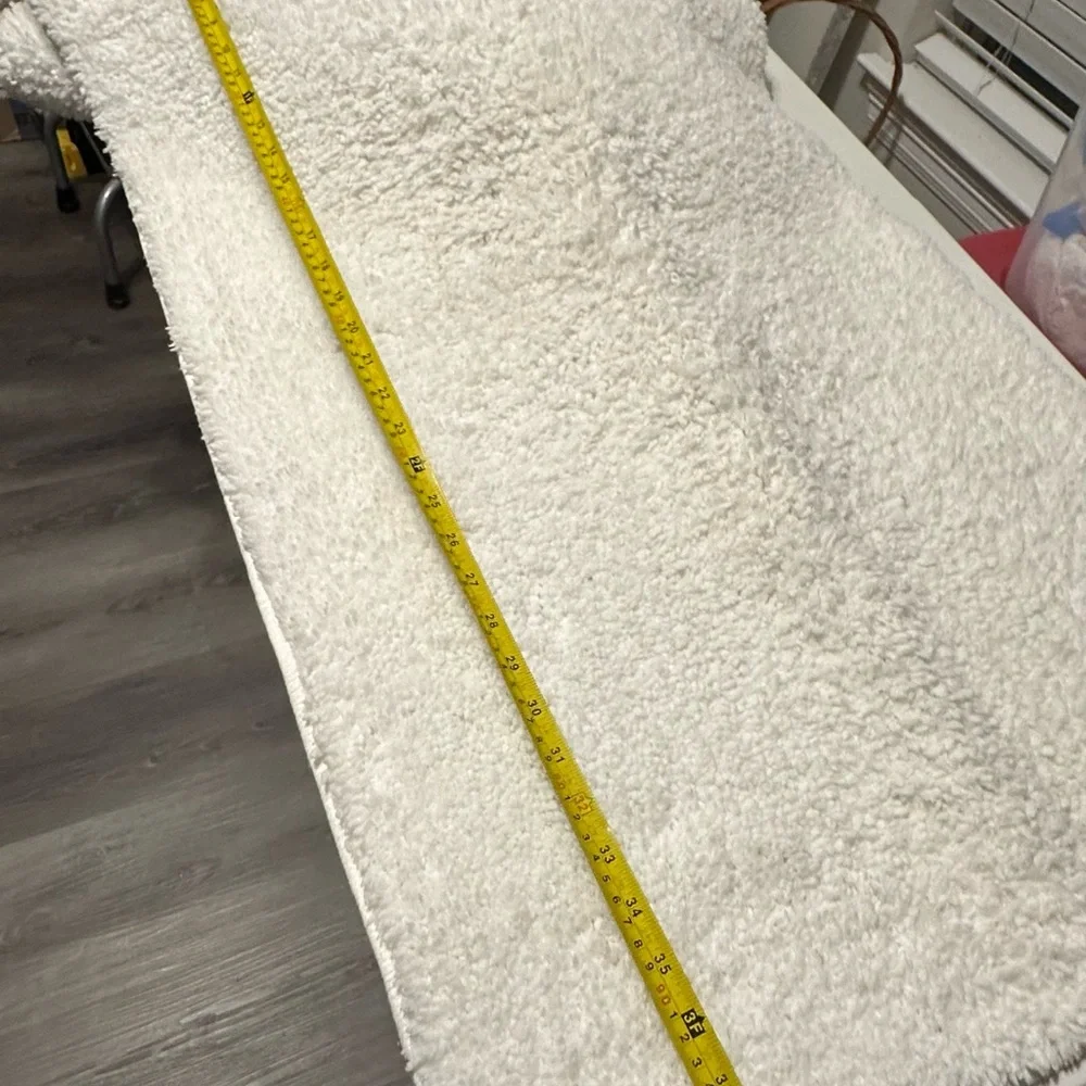 Mainstays 4 white fussy shaggy house bathroom rugs 3 large & 1 Control rug.